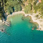 Apartment Mila's Pet Friendly House With Private Place And Sunbeds Included Bosana